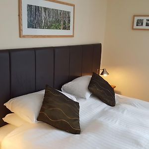 Zimmer mit Kingsize-Bett